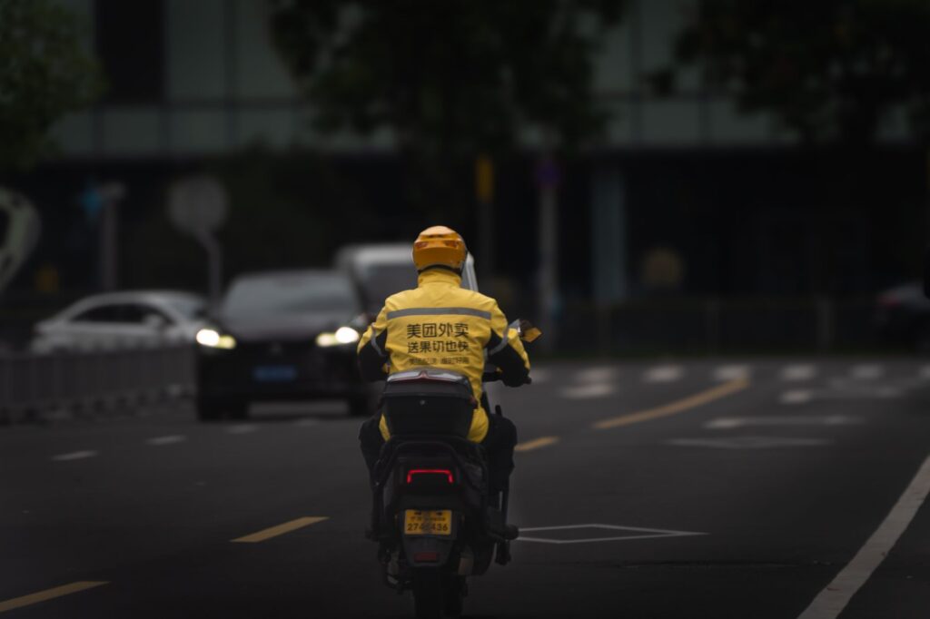Günlük Motor Kurye hizmeti Çobançeşme - motosikletli teslimat gönderici ve alıcı iletişimi